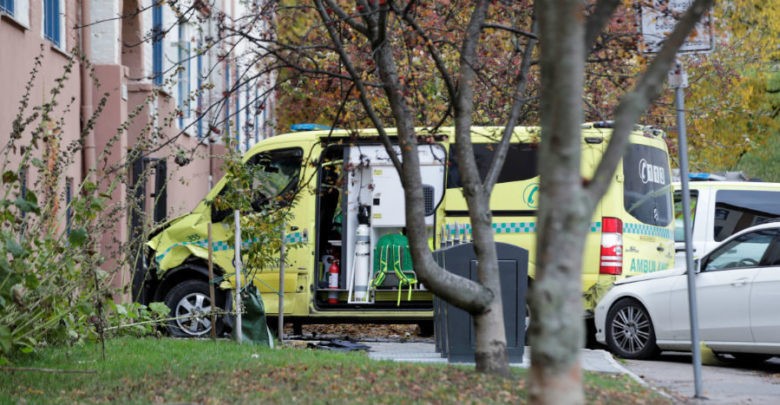 Hombre armado roba ambulancia y atropella a peatones en Oslo | Videos