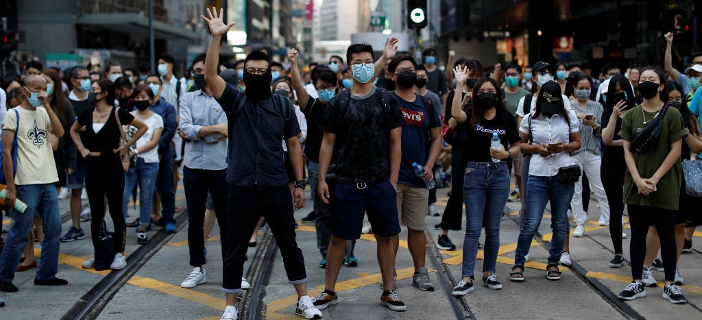 Hong Kong prohíbe el uso de máscaras en las manifestaciones