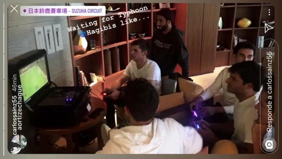 Muchos pilotos de F1, reunidos en la habitación de Verstappen jugando al FIFA