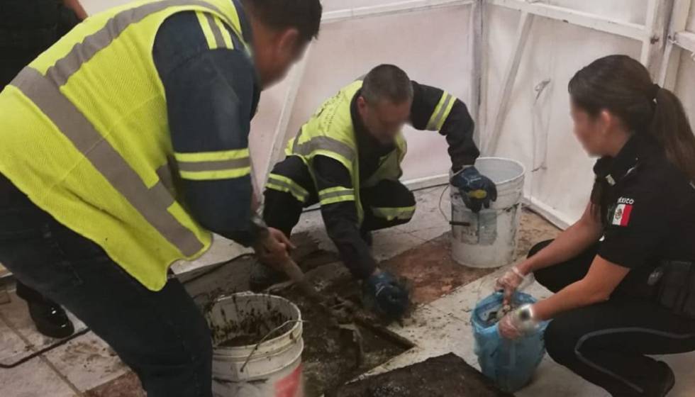 Agentes encuentran cocaína en el drenaje del aeropuerto de Ciudad de México.