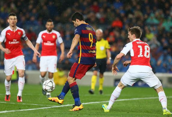Monreal trata de frenar a Luis Suárez en la  Champions League de a temporada 2015-2016