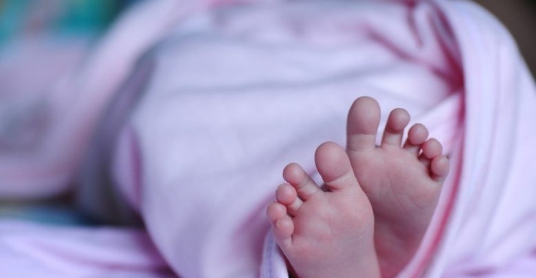 Muere niña “olvidada” en auto durante horas, sus padres tuvieron una mañana “muy ocupada”