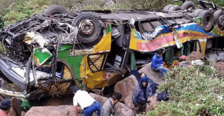 Perú: al menos 23 muertos tras caer un autobús a un barranco | Video