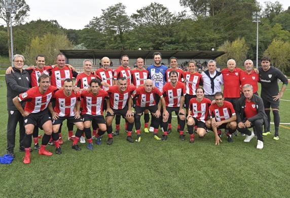 Jon Rahm posó con los veteranos del Athletic (Foto: Athletic)