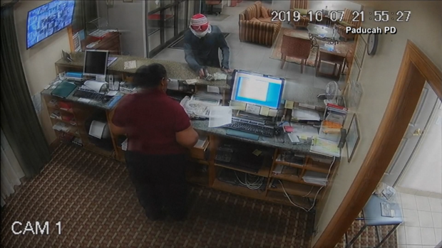 [TLMD - NATL] De película: espantan a ladrón con su propia arma