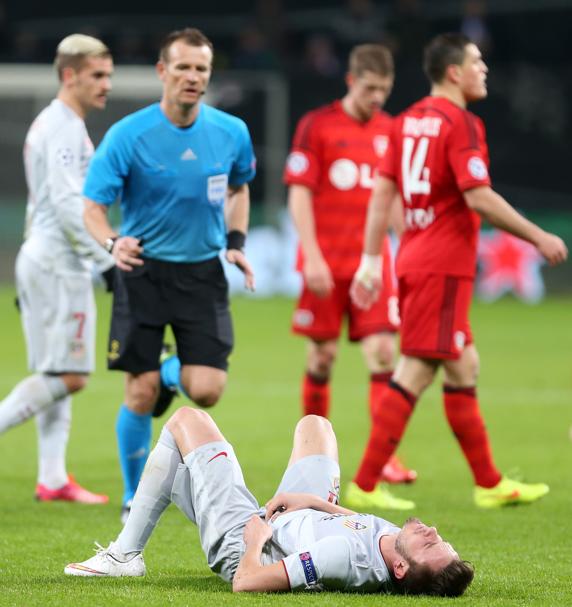 Saúl tuvo que ser sacado del campo y tuvo que trasladarse al hospital.