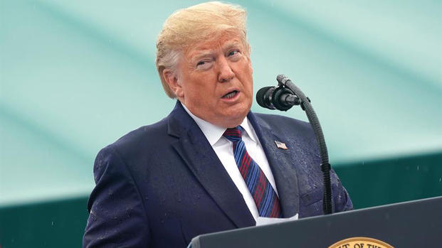 Trump intenta averiguar la identidad del informante