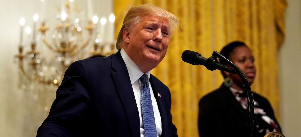 Trump llama “imbécil pretencioso” al senador republicano Mitt Romney