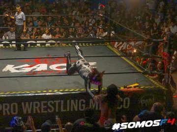 VIDEO: La Parka, al hospital inconsciente, sufre golpe en la cabeza al hacer un lance desde segunda cuerda