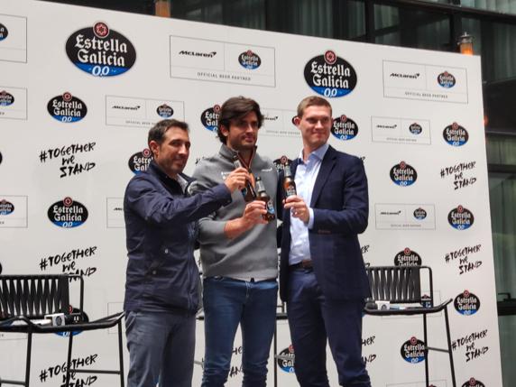 José Cabanas, CMO de Estrella Galicia 0,0, brinando junto a Carlos Sainz y Daniel McEwan, jefe de patrocinios de McLaren, en un evento realizado en Madrid