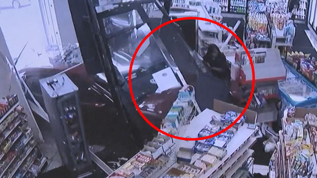 [TLMD - NATL]Empleada se salva de milagro de morir aplastada en estrepitoso accidente