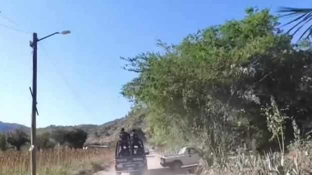 Lo que queda de familia vuelve a pueblo azotado por narcos