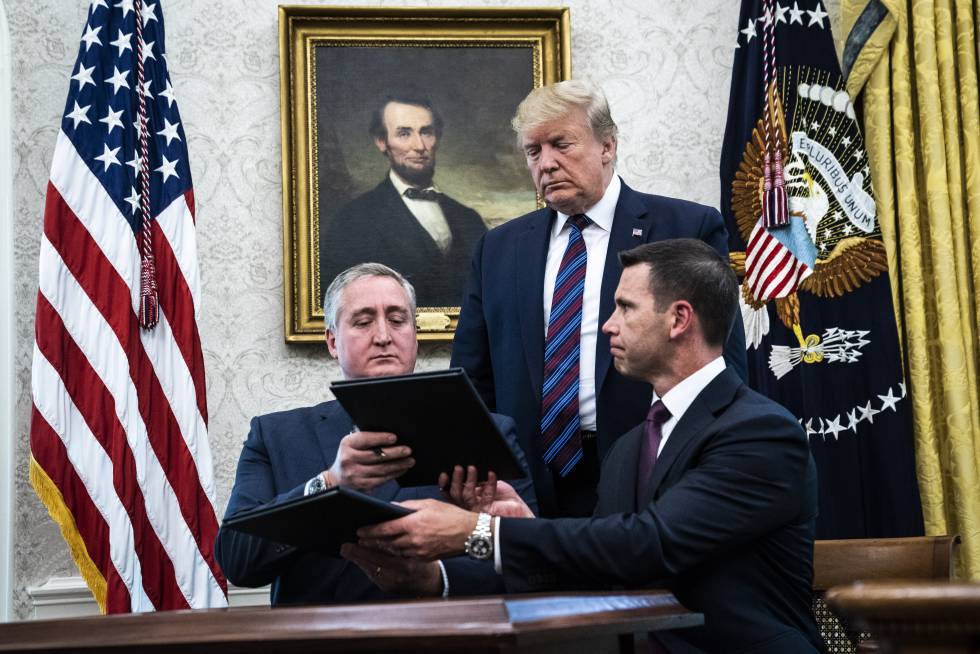 Degenhart (izquierda) y McAleenan, en el momento de la firma del acuerdo. GETTY