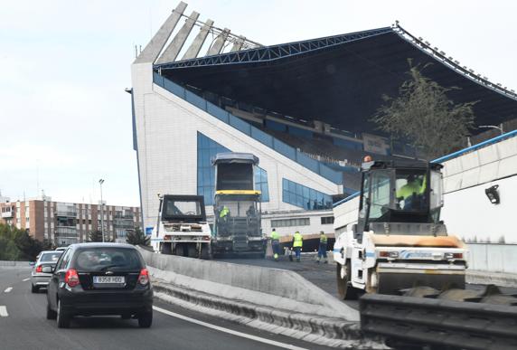 GRAF5631. MADRID, 09/11/2019.- El Ayuntamiento de Madrid inició anoche las actuaciones para desviar la M-30 a través del antiguo césped del estadio Vicente Calderón mientras duran las obras para el desmontaje de la grada que descansa sobre esta vía de circunvalación. En la imagen, salida Virgen del Puerto de la M30. EFE/Víctor Lerena