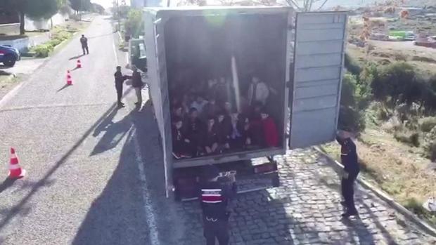 Hallan a 82 migrantes en camión con destino a Italia