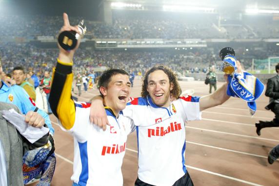 David Villa, con Gabi Milito, tras ganar la Copa del Rey con el Zaragoza al Real Madrid.