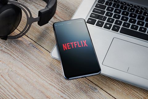 Aplicación de transmisión de Netflix en un teléfono inteligente Aplicación de transmisión de Netflix en un teléfono inteligente