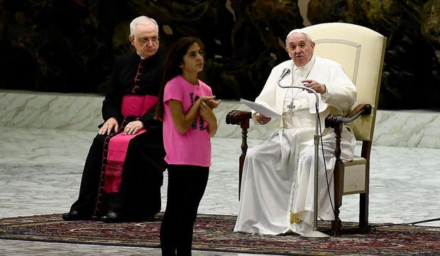 [TLMD - NATL] Niña interrumpe al papa Francisco y su reacción no tiene precio