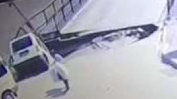 Dramático video: puente colapsa y auto cae al río