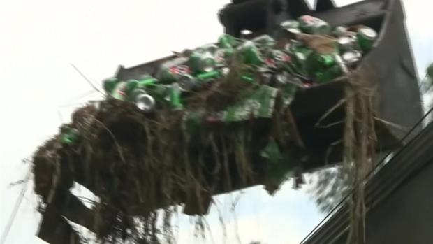 [TLMD - LV] Vuelca camión y desparrama cerveza por doquier