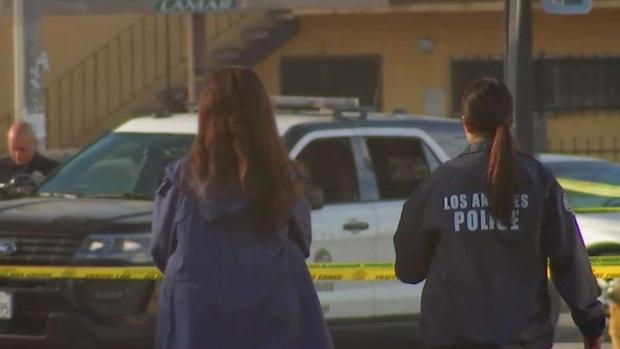 [TLMD - LA] Tiroteo cobra la vida de hombre en sur de Los Ángeles