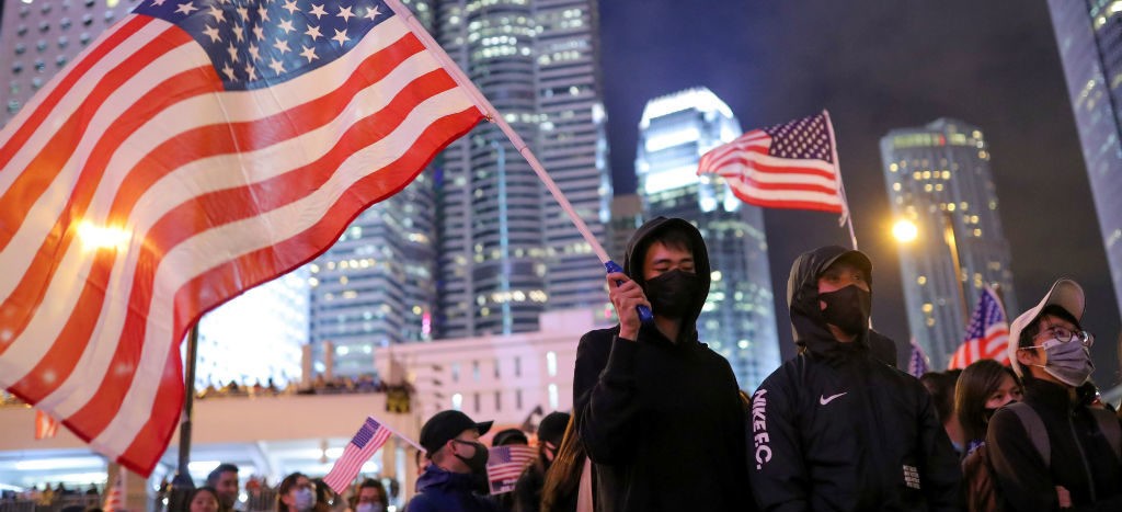 Trump promulga ley en apoyo a manifestantes en Hong Kong; China lo rechaza enérgicamente | Video