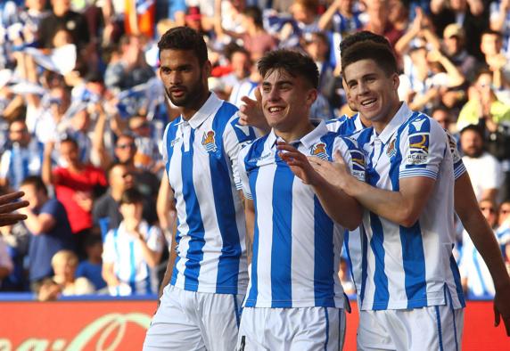 Willian José, Barrenetxea y Zubeldia celebran el triunfo contra el Madrid en Anoeta en mayo