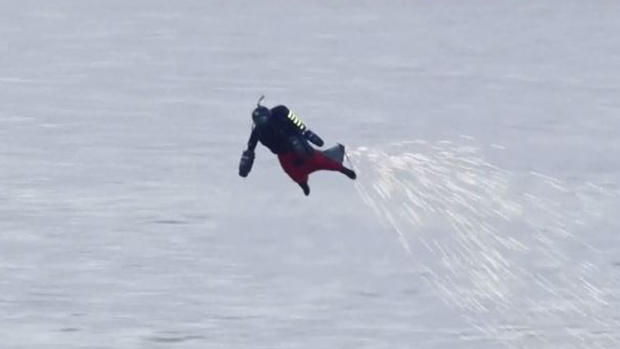 De cerca: el intrépido hombre volador a toda máquina