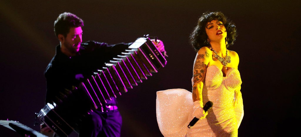 Carabineros confirman “acciones civiles y penales” contra Mon Laferte