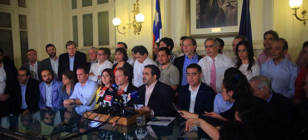 Chile acuerda histórico proceso para reemplazar su Constitución