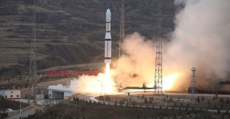 China lanza cinco satélites al espacio en un solo cohete