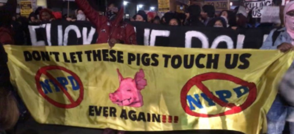 Cientos de personas salen a las calles de Nueva York en protesta contra la brutalidad policial | Video