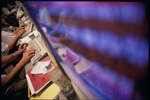 Los comerciantes de acciones trabajan en sus computadoras Los comerciantes de acciones trabajan en sus computadoras