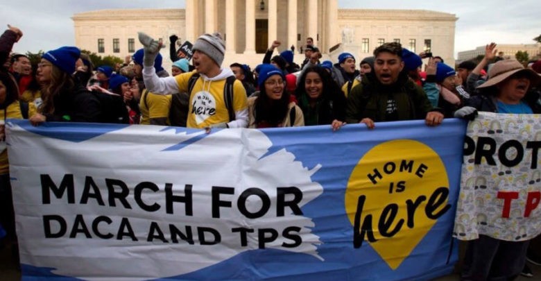 Corte Suprema de EU definirá la legalidad de DACA; dreamers se manifiestan por su futuro | Video
