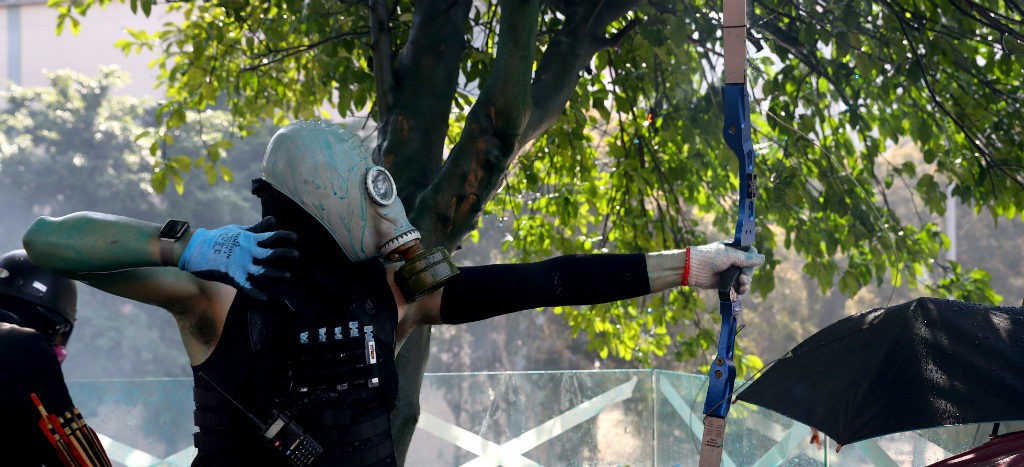 Crece violencia en protestas en Hong Kong; hieren a policía con flecha
