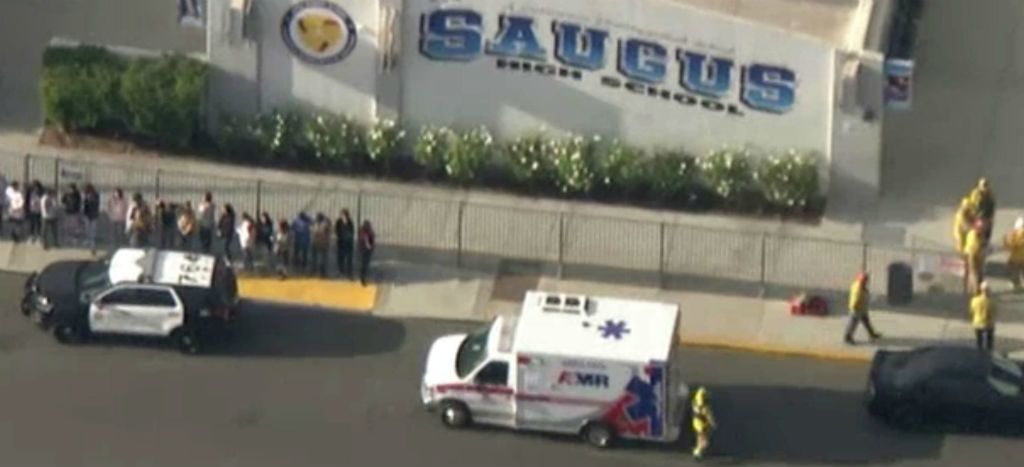 Detienen a presunto autor del tiroteo en secundaria de Santa Clarita; hay dos personas en estado crítico
