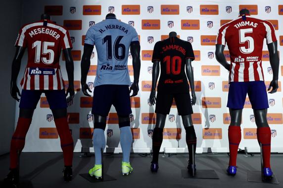 Equipaciones del Atlético de Madrid este viernes en el auditorio del Wanda Metropolitano (Madrid) donde el equipo español presenta a su nuevo patrocinador en presencia de su presidente, Enrique Cerezo.