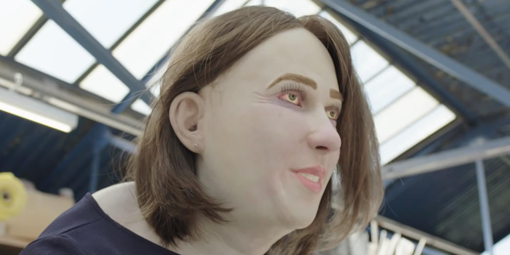 El oficinista de 2040 es prácticamente Nicolas Cage, solo una dama