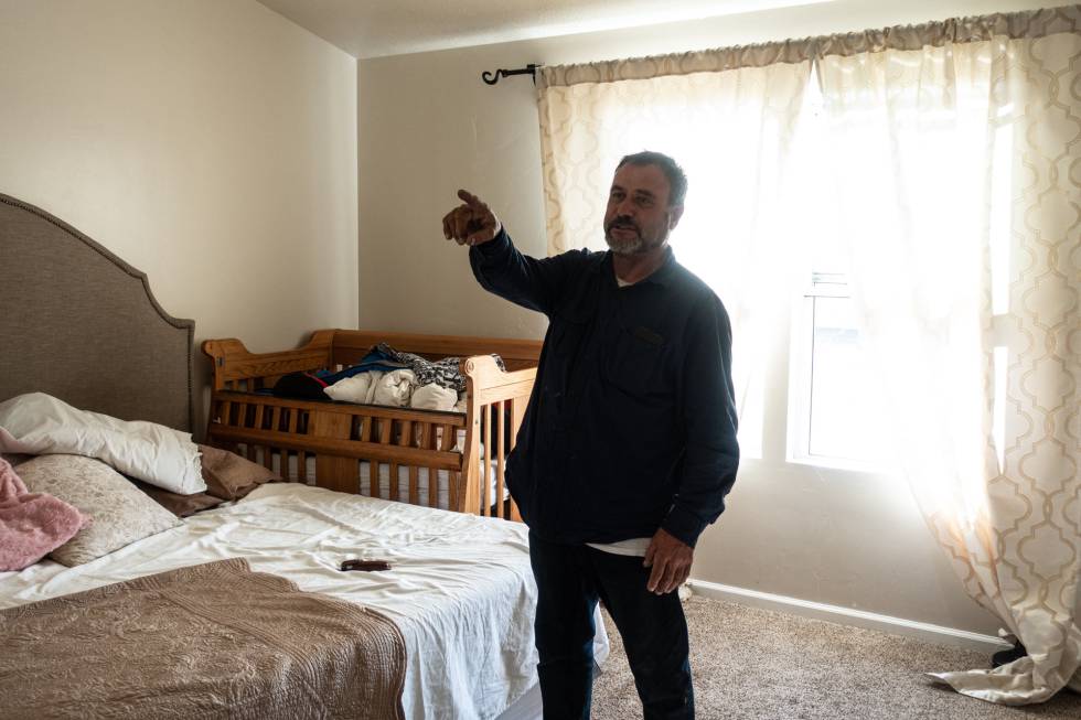 Adrián LeBarón. padre de Rhonita, este miércoles en la habitación de sus nietos.