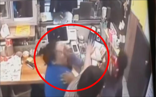 [TLMD - LV] Pareja descontenta habría agredido a empleada hasta con tacos en Chicago