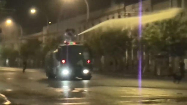 Viral: manifestante atrevido daña 'tanqueta lanza agua" en Chile