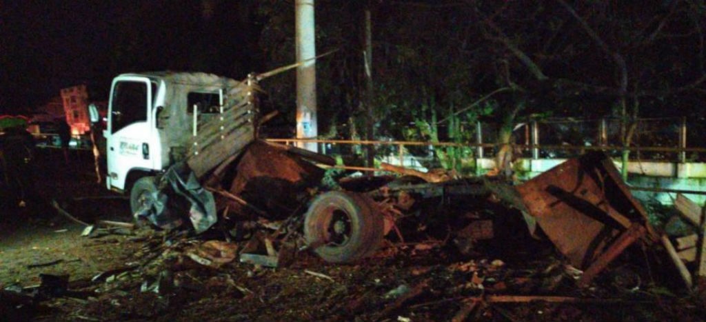 Explota camión bomba frente a estación de Policía de Colombia; reportan al menos 2 muertos