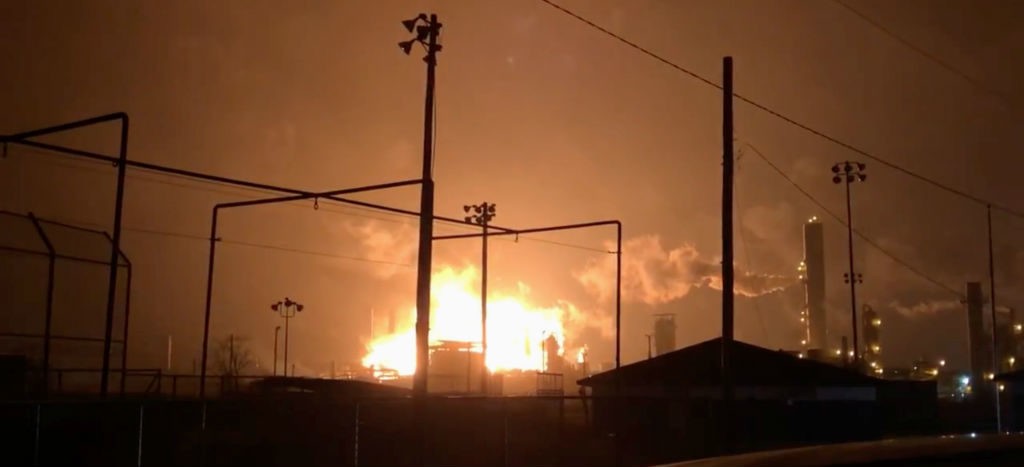 Fuerte explosión en una planta petroquímica en Port Neches, Texas | Video
