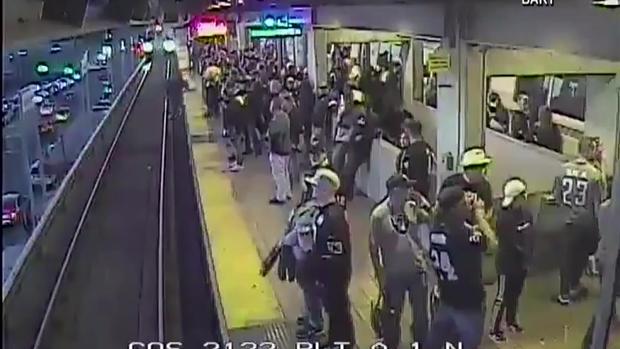 [TLMD - Bahia] Increíble video: rescata a hombre que cayó en vías del metro BART