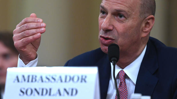 Testimonio de embajador pone a Trump en más aprietos