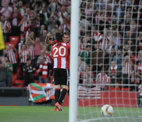 Elustondo celebra su gol, el quinto de la noche, con Aduriz