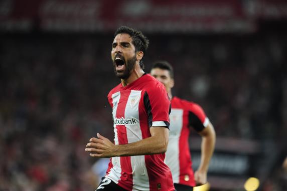 Raúl Gracía celebra su gol a la Real