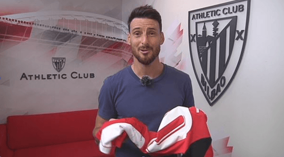 Aduriz con su camiseta del gol al Barça de chilena