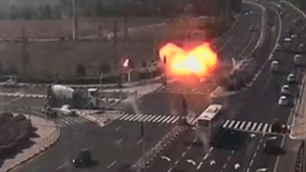 Dramático video: misil impacta una transitada carretera