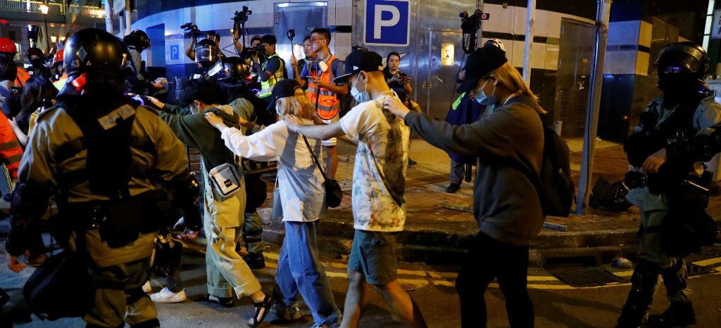 Policía mantiene cerco en universidad de Hong Kong; hay cientos de protestantes dentro